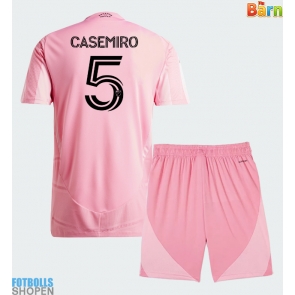 Billiga Inter Miami Casemiro #5 Hemmatröja Barn 2026-27 Kortärmad (+ Korta byxor)